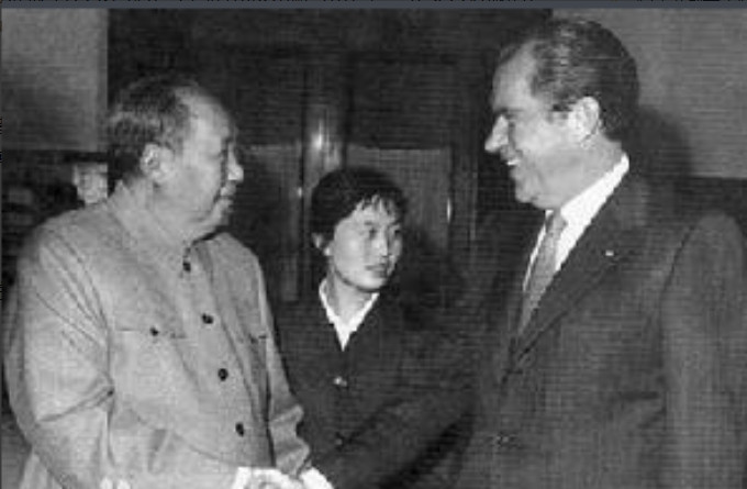 1972年尼克松访华，毛主席送给他四两茶叶，他嫌礼物太少了，脸色当时就不好看了。