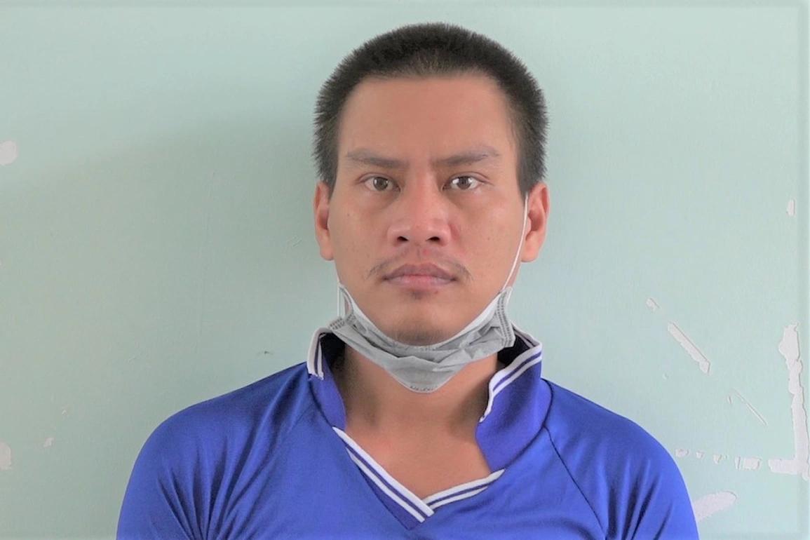 越南女婿持枪控制岳母，向警察连开14枪因为妻子女儿不见了。向岳母讨要说法持枪威