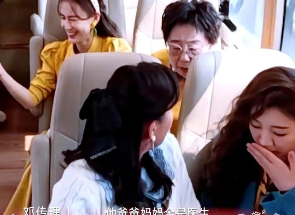 黄圣依妈妈一句"我和初恋还有联系"，60岁阿姨被当场问懵！陈梦妈妈直接开怼："都