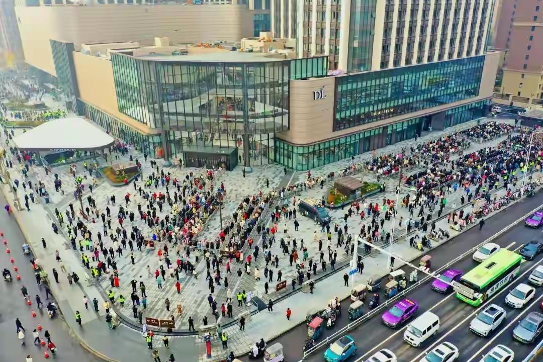 新乡“三胖”低调开业，可依然是人山人海。本来的周二是胖东来大胖，小胖的休息日，今