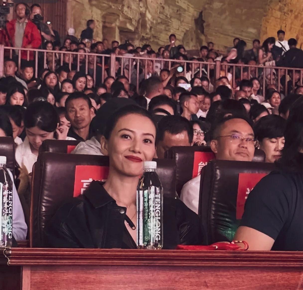 高圆圆看着已经不年轻了！达令纹严重，岁月痕迹布满脸颊，但无医美痕迹，自然大方气质