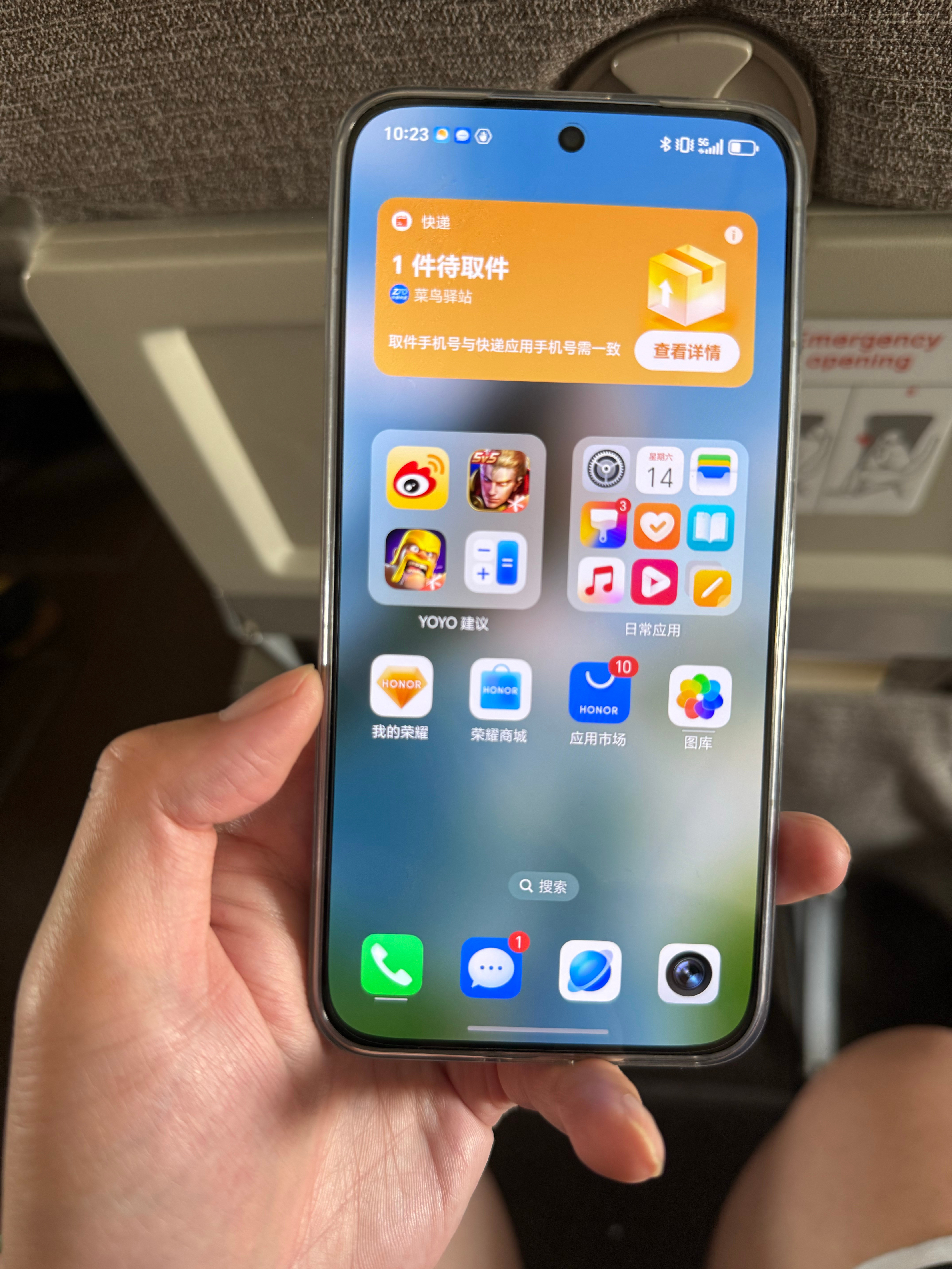 荣耀400Pro用了一段时间。感受最深的几点重点是是真的轻，手部的压力小了续航