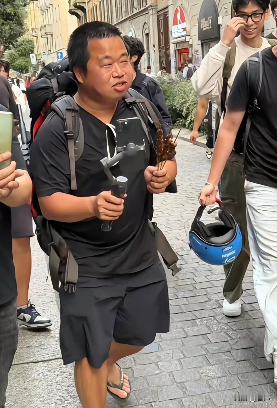 真是人不可貌相看看这个身价过亿的哥们穿戴之随意，松弛感拉满，就这还有小姑娘往