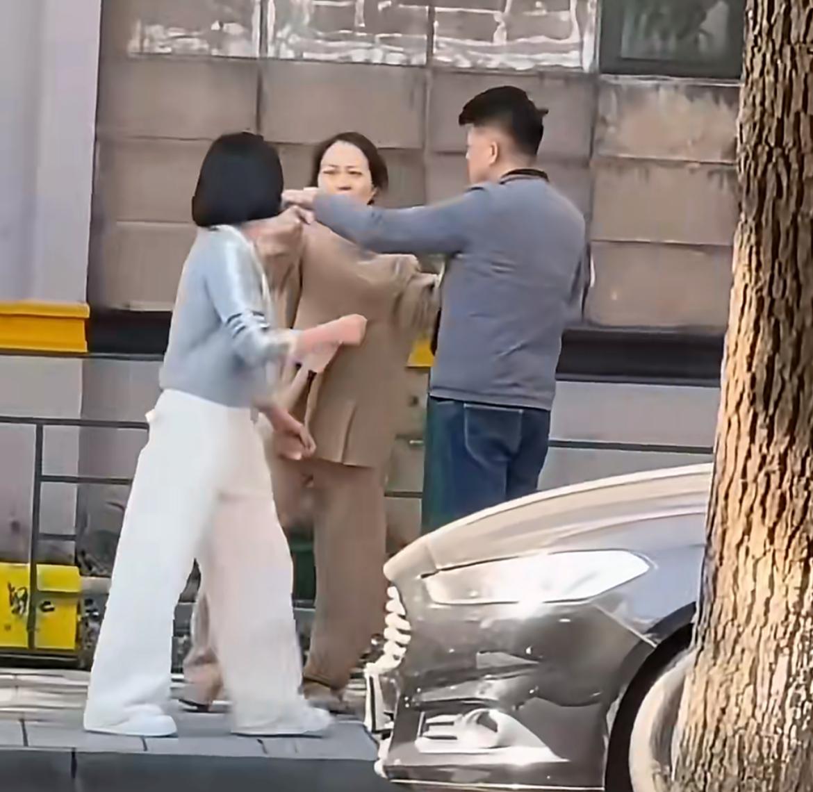 街头偶遇原配撕小三戏码，但是两人看起来不一般，穿着都是很知性的，不像以往那种风尘