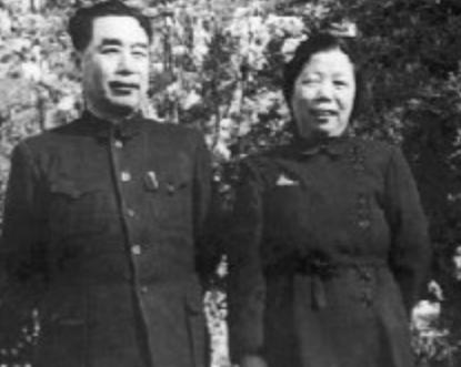 1940年，周总理将父亲周贻能带到重庆一起生活。后来周总理住院动手术，这期间父亲