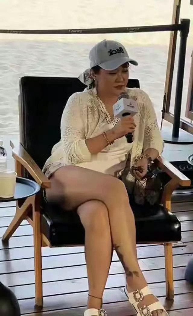 47岁郝蕾不拍戏了，身材管理的也不好了。​