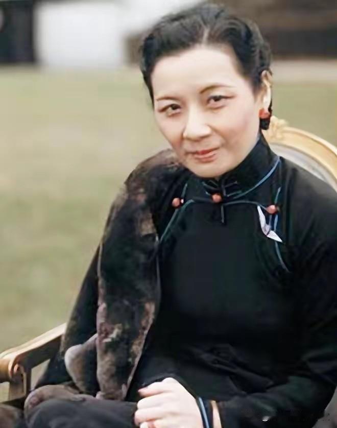 2003年，106岁的宋美龄在纽约逝世，次日遗体被羊毛毯包裹抬出公寓，看似“晚景