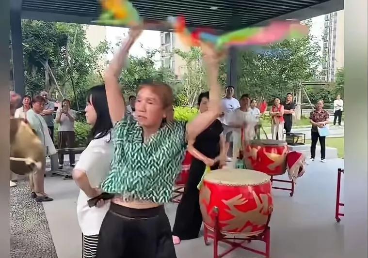 你看这绿衣大妈，邪魅张狂，恬不知耻的样子，是不是有一种想吐的感觉？“六一儿童节