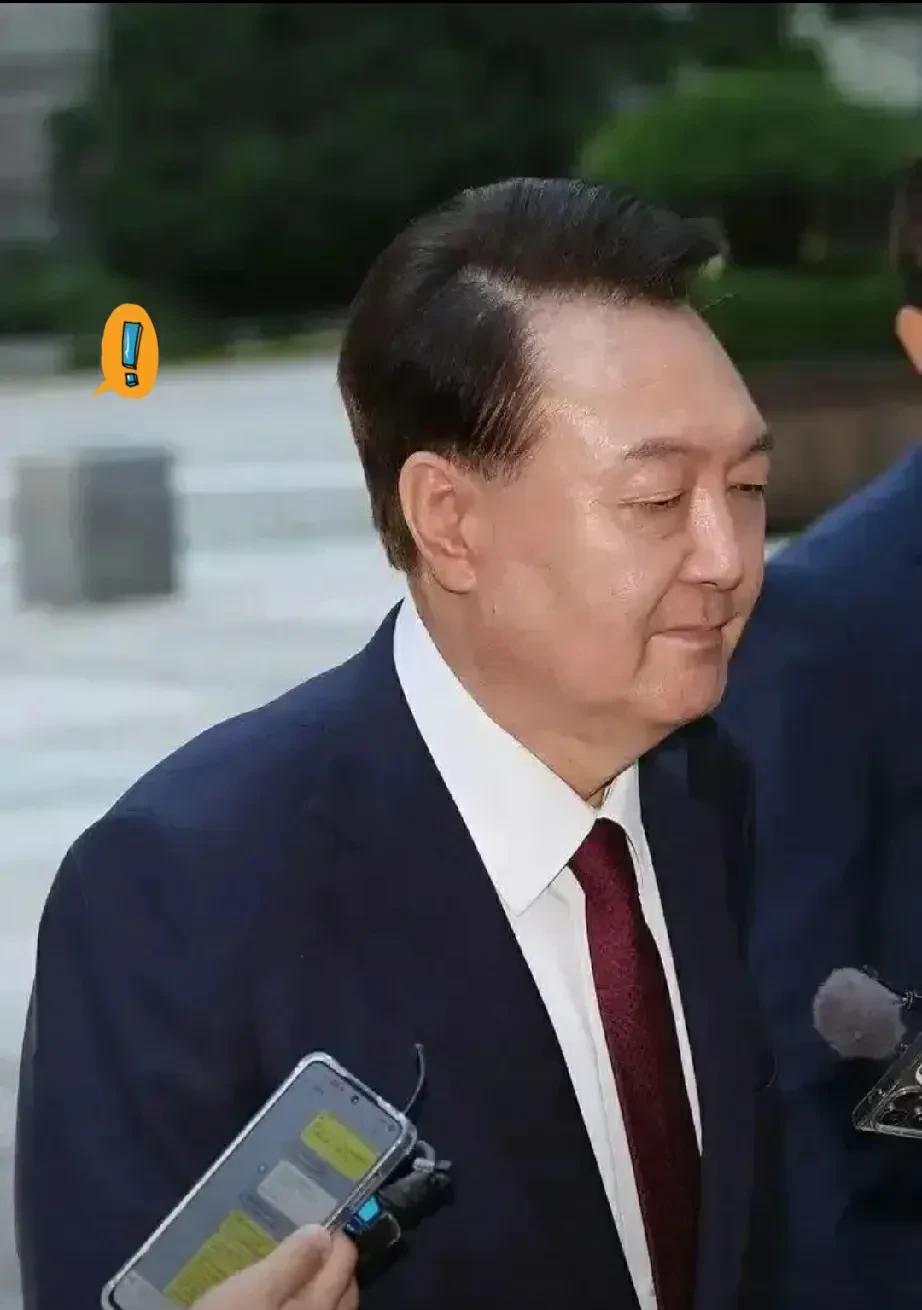 真想不到呀！尹锡悦戴着手铐上法庭了！7月18日，前总统尹锡悦在法警押解下登上