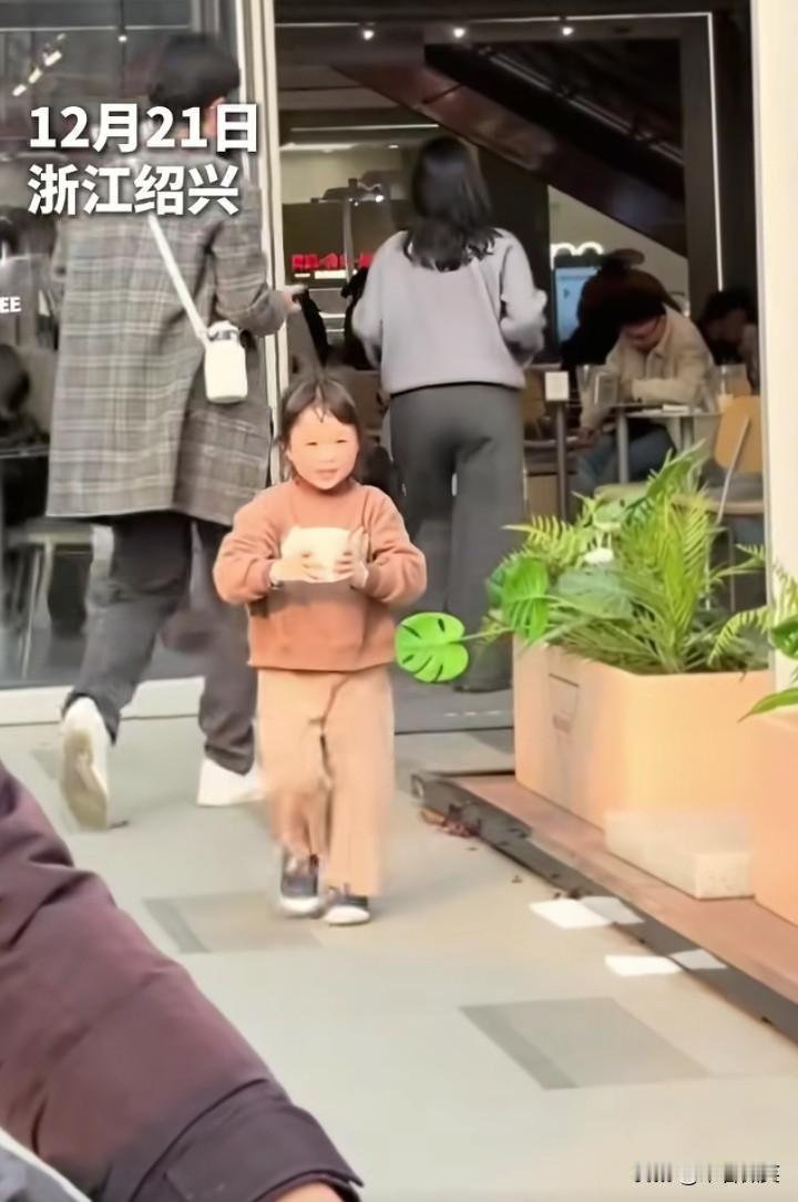 与其说“天生的坏种”，倒不如说“有其母必有其女”。12月21日，浙江绍兴，一