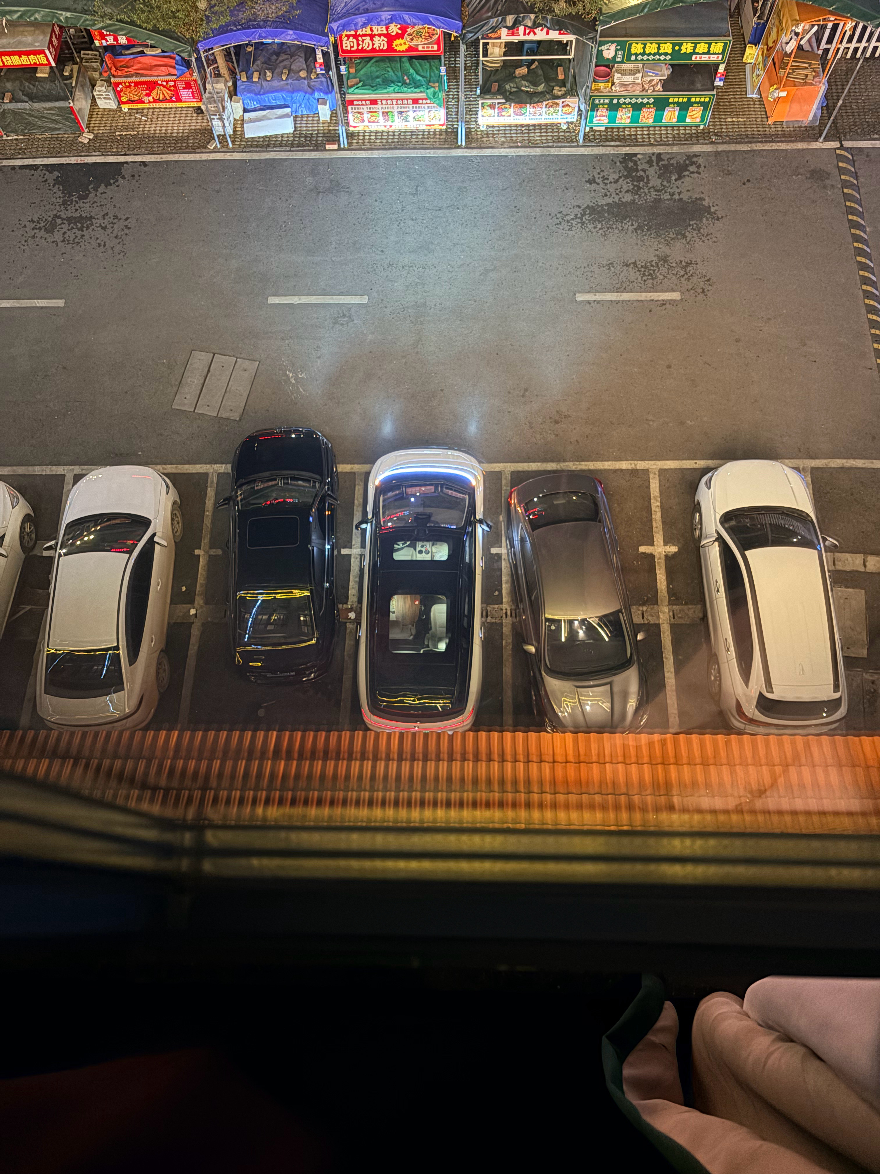 艹，打开车机一看车怎么没锁，看了下手机都在身上，再一看，车就停楼下的，这感应太灵