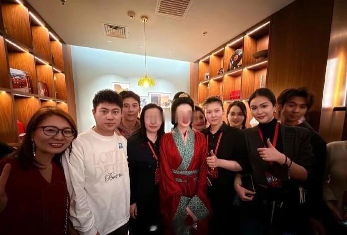 明星和普通人的区别有多大，怪不得她被称为小刘亦菲