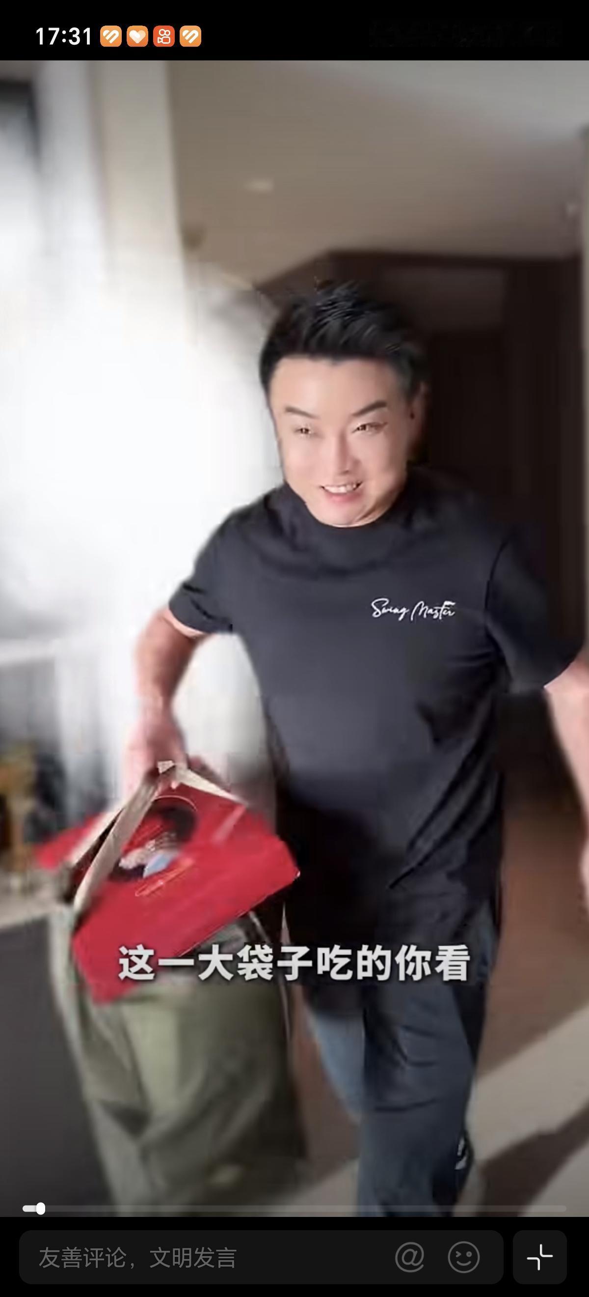 王皓假期在家就是快乐，孩子也快乐，老婆也开心家庭氛围很好。王皓还出去给孩子买零食