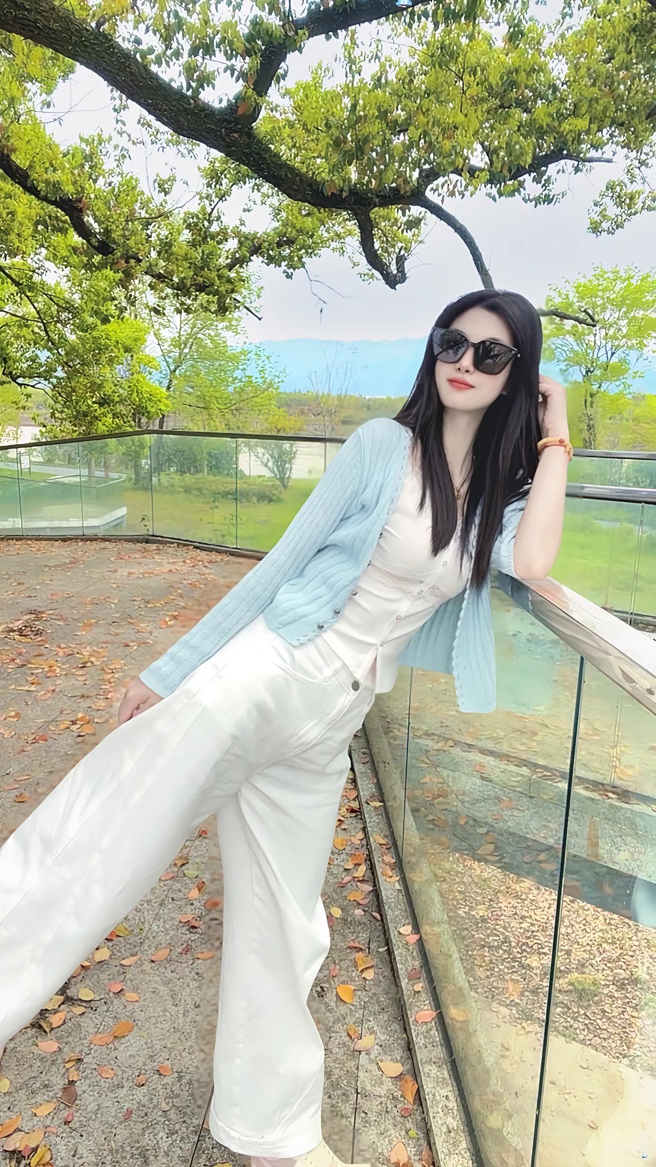 美女靠栏杆，风景美如画。