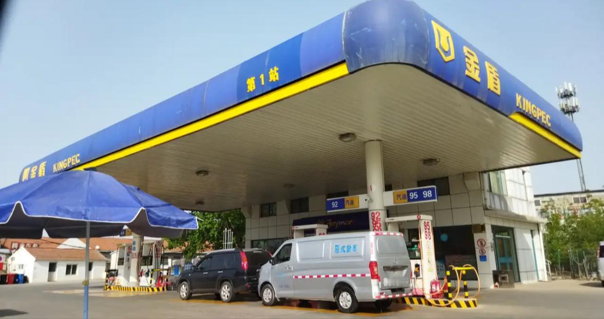 “金盾”屡教不改，谁能为被坑车主买单？近日，青岛金盾加油站因“问题油”再度