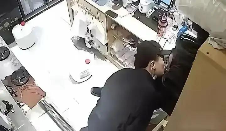 湖北奶茶店监控曝光！40岁女老板和00后男员工店里搂抱，丈夫查监控全看到了。
