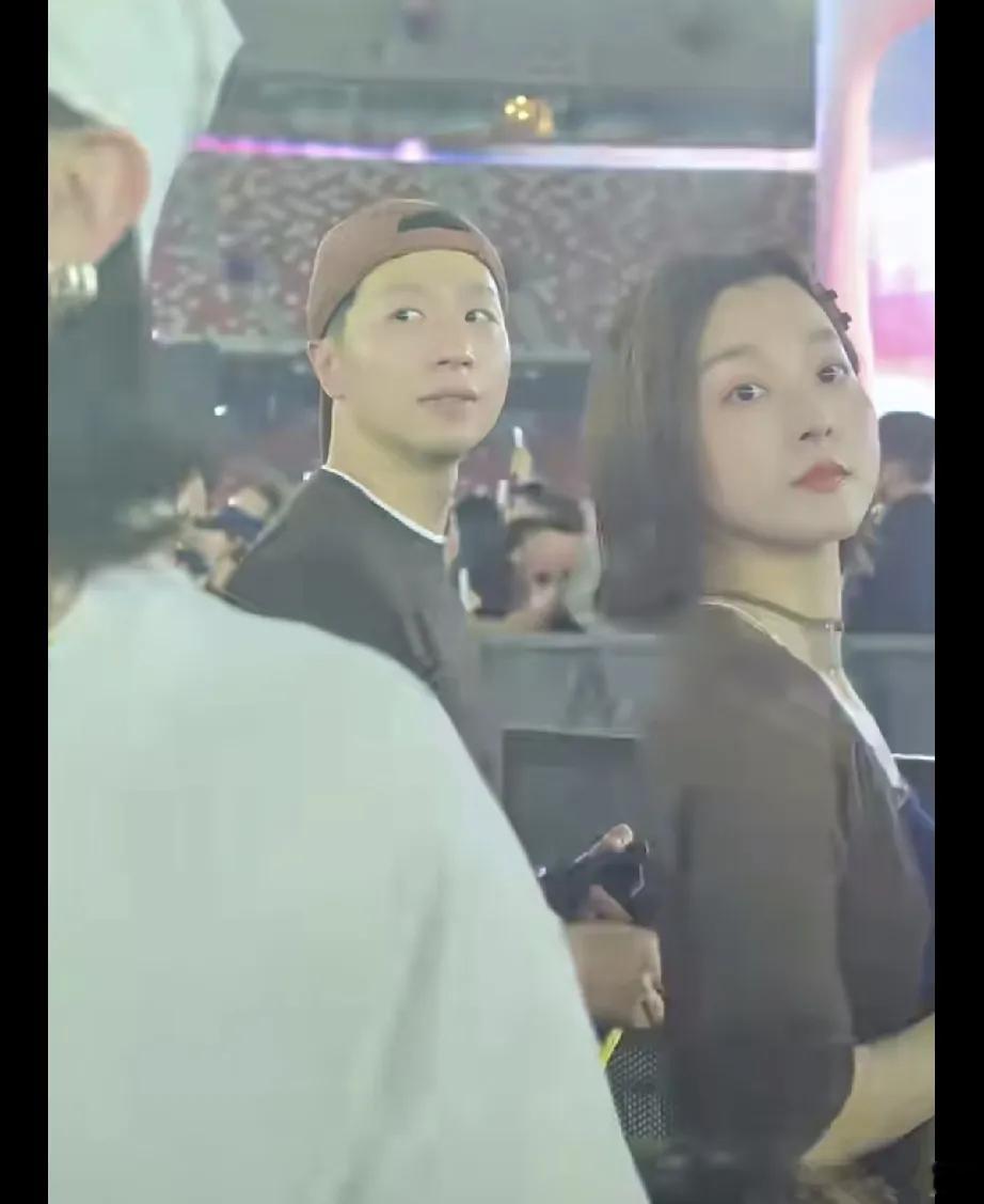 马龙携妻子夏露现身蔡依林北京演唱会，夫妻俩把“情侣装”穿得明明白白——同色系棕色