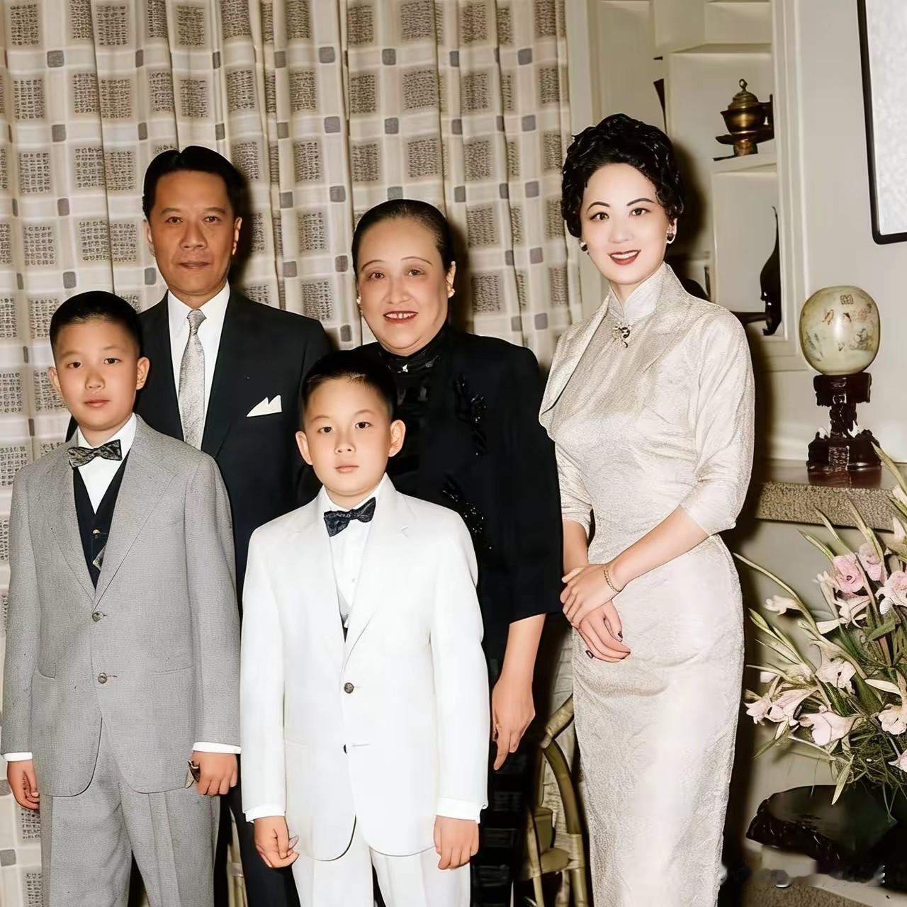 以前只听说过宋子文，原来他还有一个小弟叫宋子安，照片中的这个男子就是他，站在他身