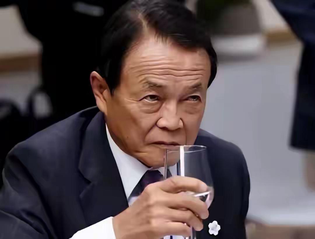 上台2月就崩盘！高市早苗的绝境，藏着日本各方的利益算盘日本首位女首相高市早