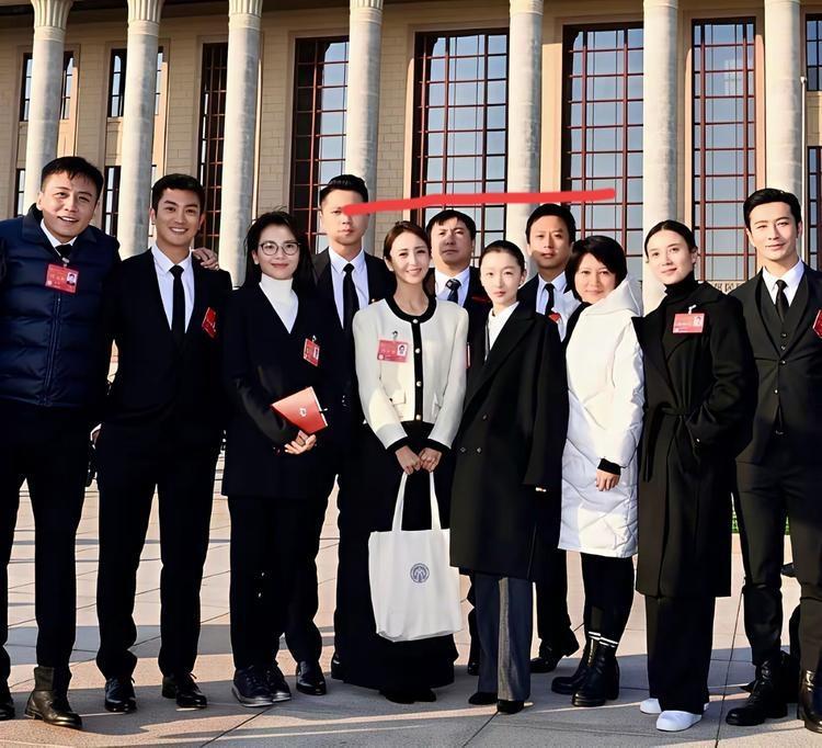 沈腾官方身高180，站在这一群人中，感觉比前面的几位女演员高不了多少，所以他应该