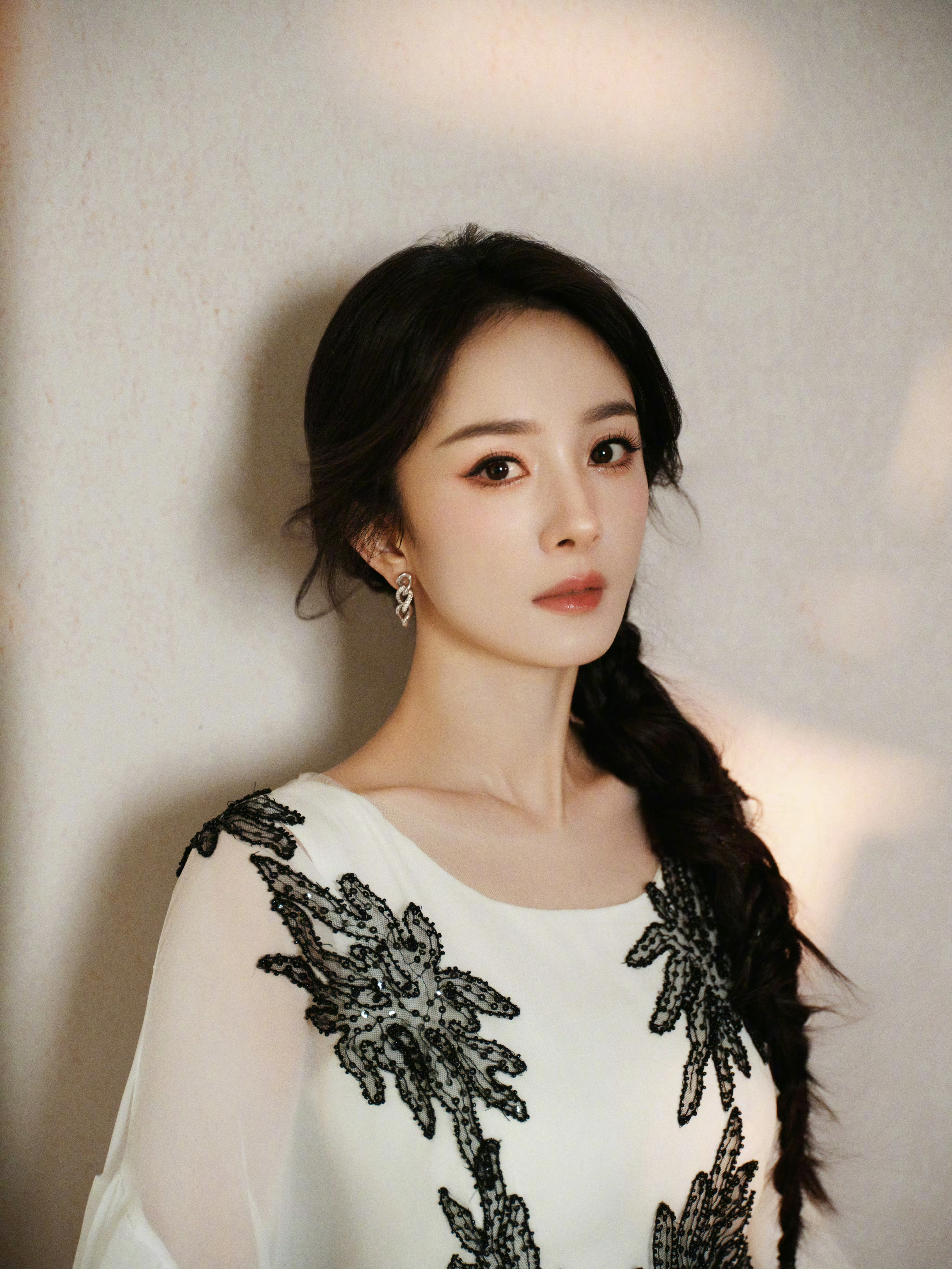 杨幂ym杨幂宁绣绣朝阳在窗台融化蜂蜜，风将困意折成纸船放逐，时间已用