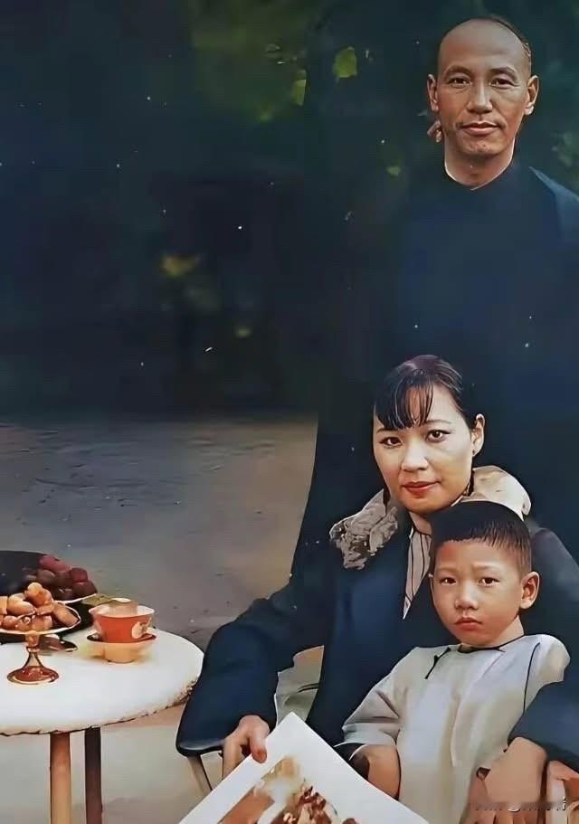 这张1926年蒋介石和宋美龄在宋家花园的合影，拍的时候两人还没结婚，宋美龄怀里抱