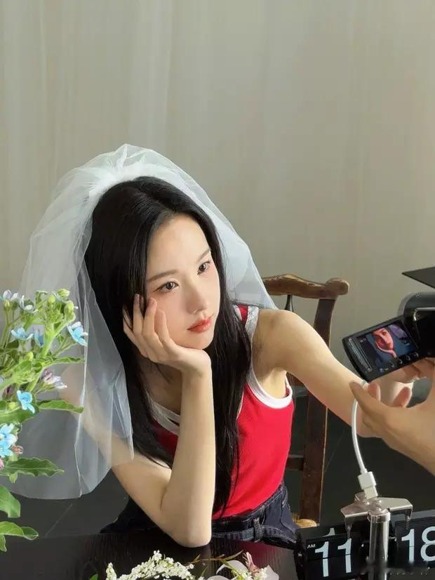 陈都灵戴着白色头纱拍照好浪漫。​​​