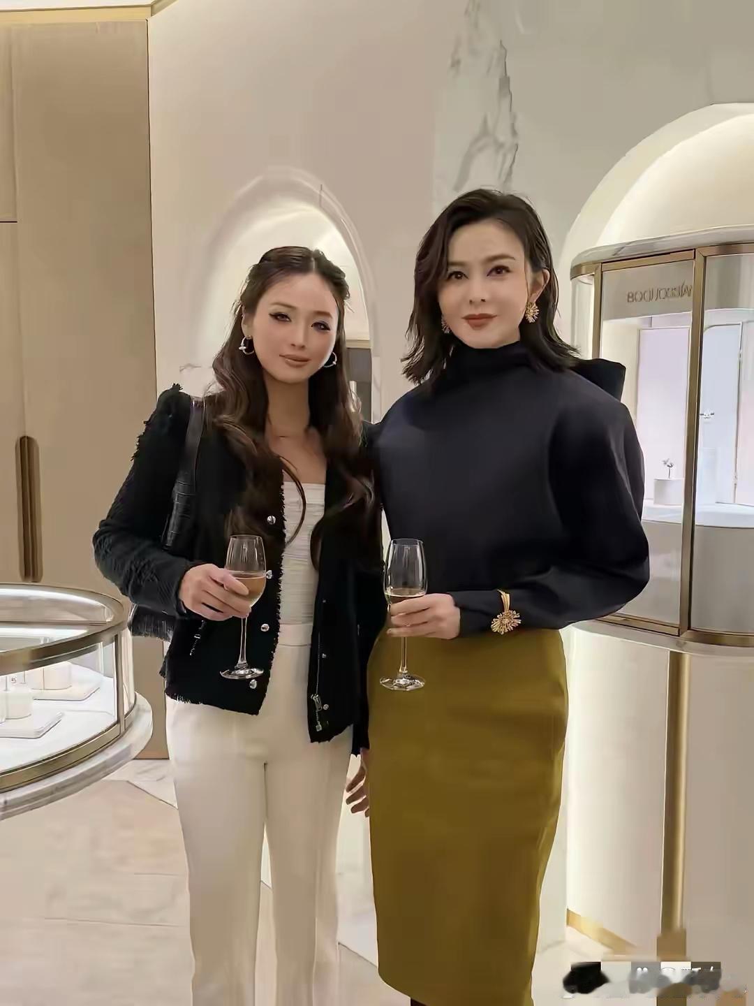 关之琳都63了我怎么看着像23的样子这黑丝袜一穿真的是好看