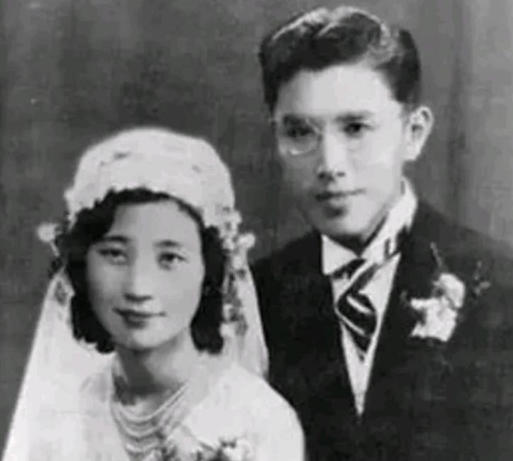 1929年，27岁清华教授周培源被催婚，朋友拿出一沓照片让他选女友，他漫不经心随