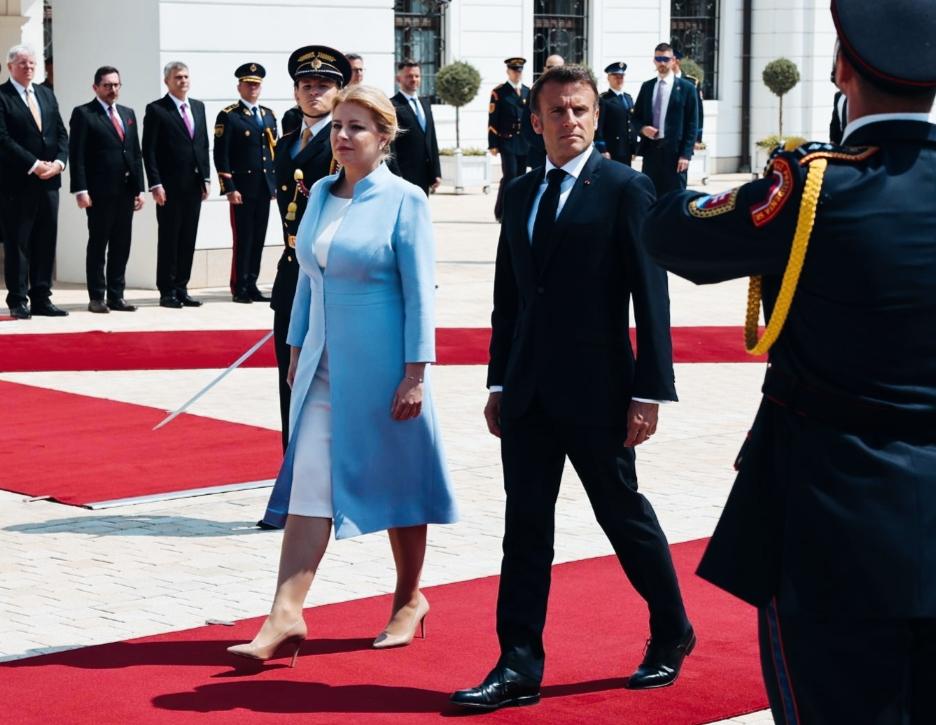 马克龙和苏珊娜走在一起，这步伐是不是感觉很有力量啊？马克龙的身姿是不是很挺拔啊