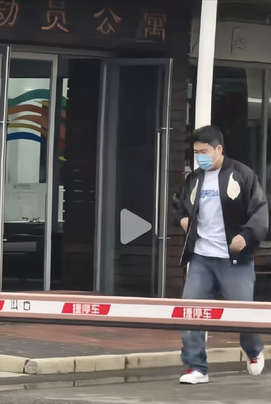 梁靖崑没想到，自己刚刚拿到的世乒赛金牌，转眼就被凉皮拿到学校去炫耀，匆匆