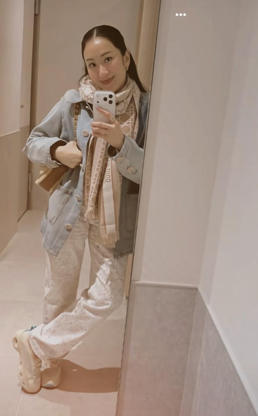 近日，佩通坦现身！她开始了和家人，朋友来一场说走就走的旅行！一家四口，老公，