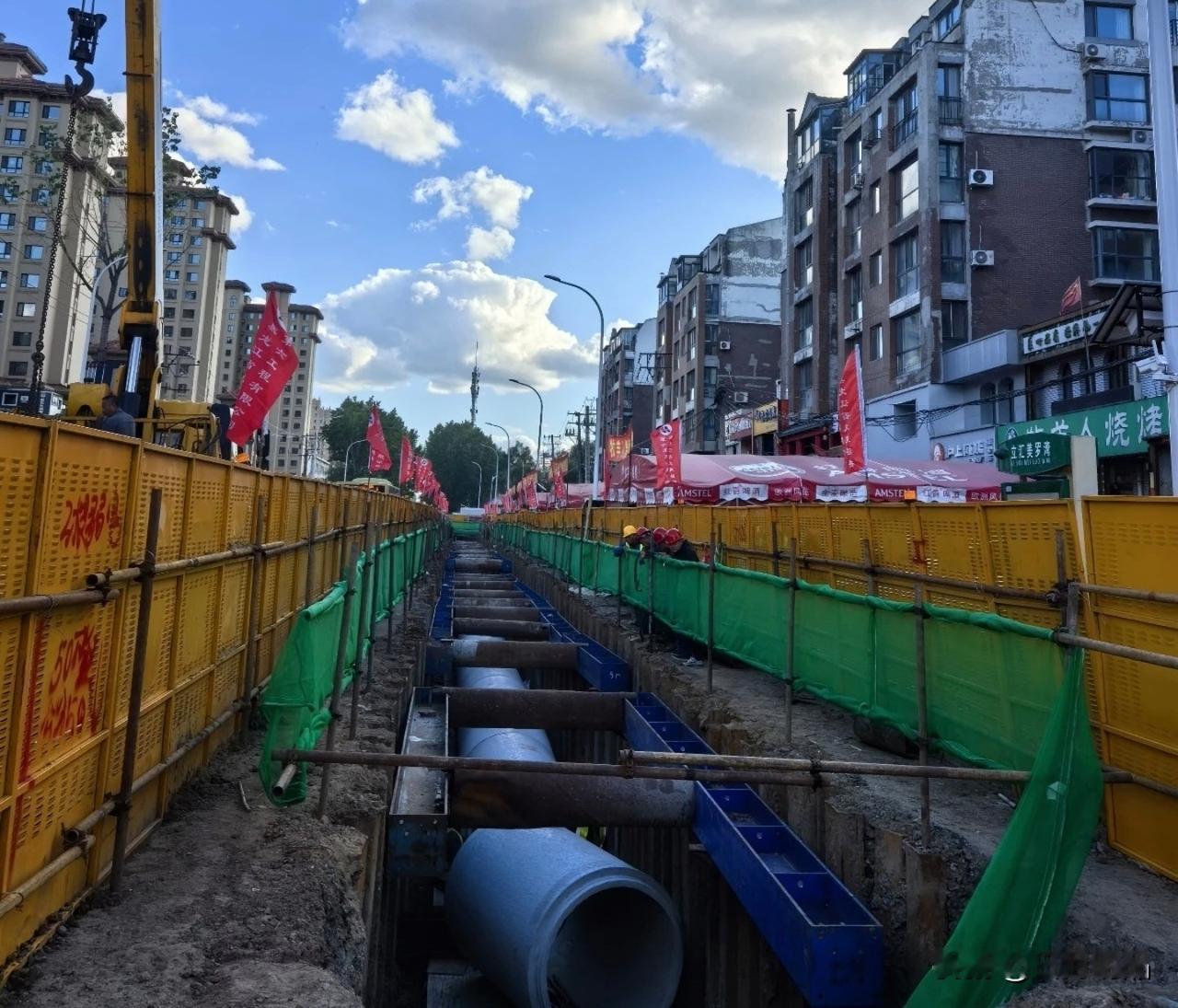 哈尔滨这回是真下功夫了，嵩山路、进乡街那一大片都在换地下管子。说实在的，你们家楼