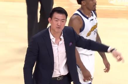 浙江广厦主教练王博走进场内和裁判员理论，被裁判直接夺权驱逐出场。当时浙江广厦发