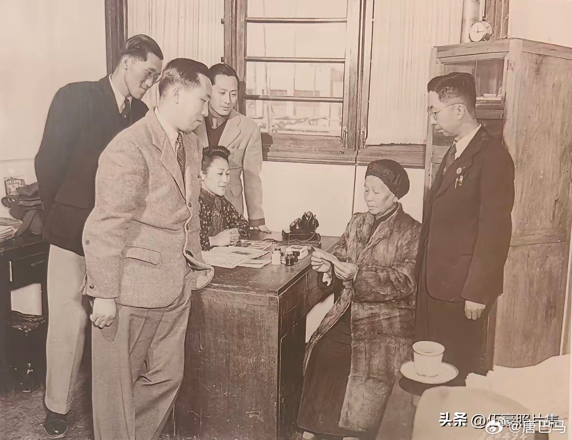 1945年1月23日，昆明，国民党中央宣传部工作人员把一张支票（版权费）递给已故