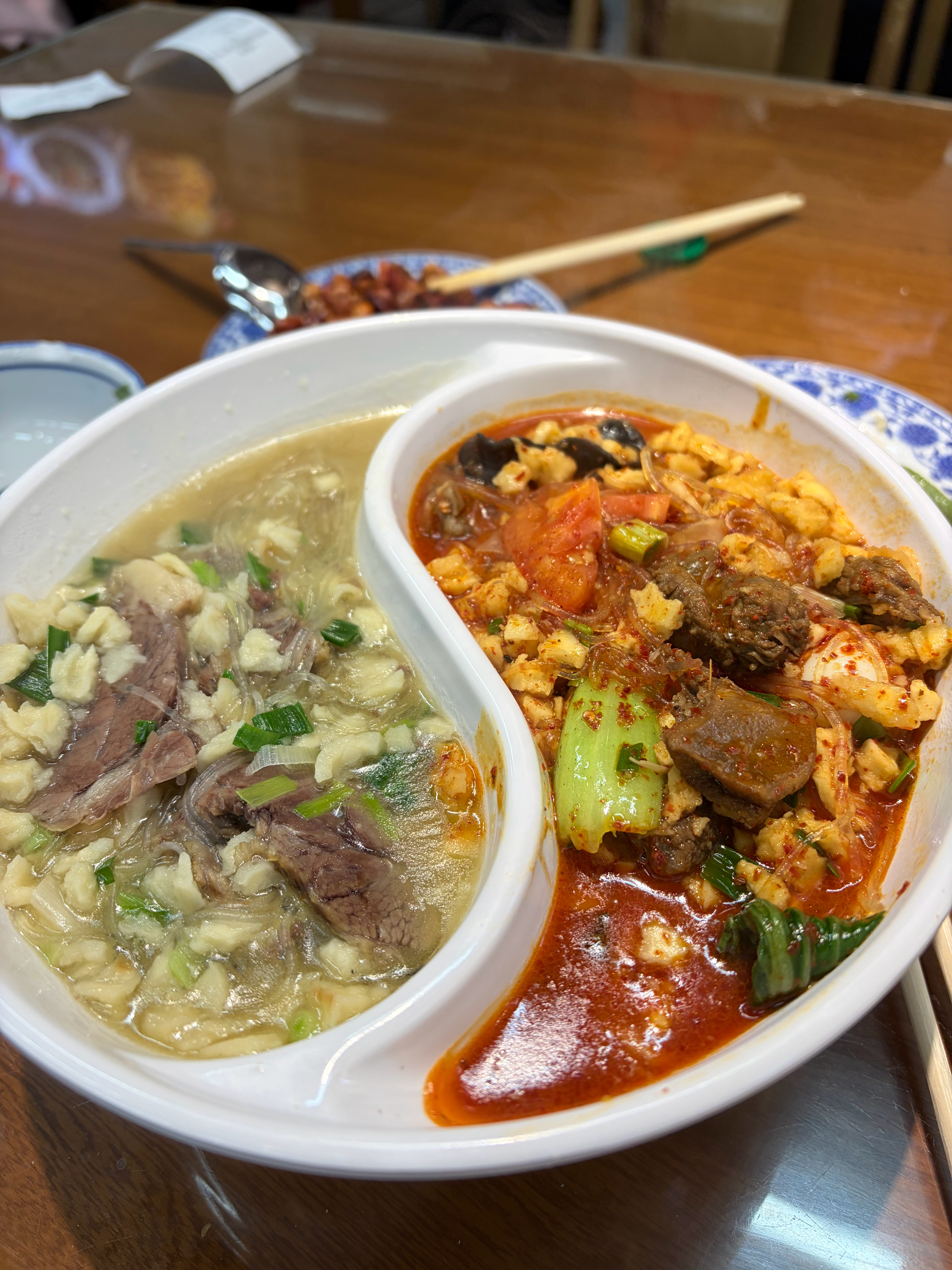 泡馍讲究自己掰，我来示范下就这么大最好吃，太小了容易哝太大不容易入味。这是鸳鸯泡