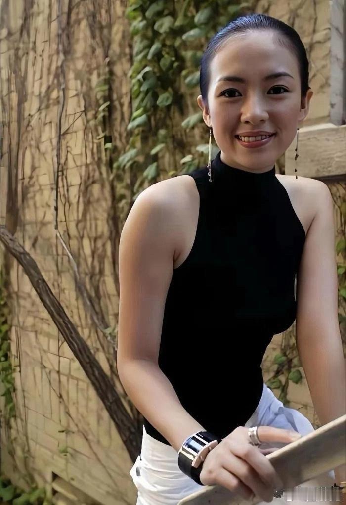 章子怡这颜值简直是“教科书”级别！明艳大气又不失精致，每一处五官都长在审美巅峰，