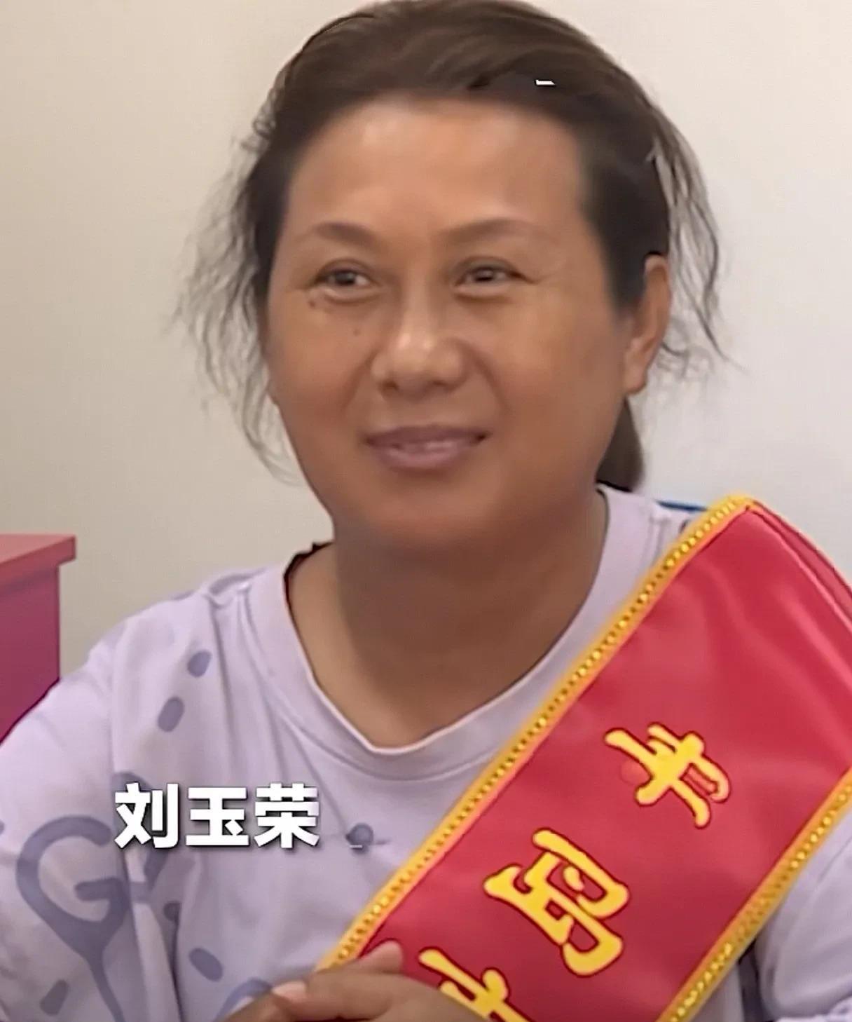 跳海救人的“玉米阿姨”又火了！7月10日，她正式获评“青岛市见义勇为模范”荣誉称