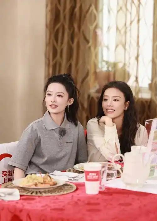 马思纯和李沁在片场亲密无间，难道私下里也是“室友”？马思纯和李沁因合作拍摄电