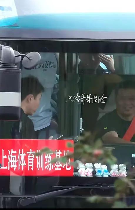 王楚钦怎么是在大巴车上站着的，不会是大巴车上没有座位了吧？看着大巴车上的人满满