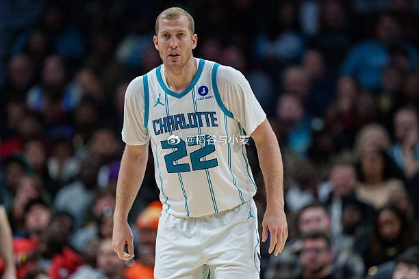 根据ESPN权威记者ShamsCharania的消息，圣安东尼奥马刺与内线老将