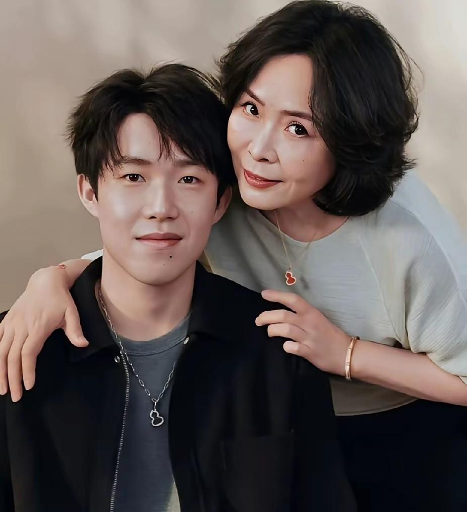 直到看见这张照片我才反应过来原来王楚钦的帅气是有原因的，完全就是遗传的妈