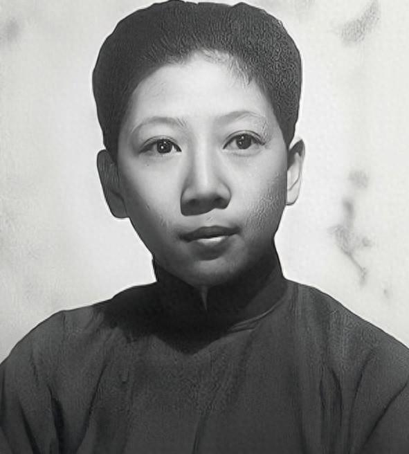 她一生坚持男装终身未婚，女儿身却不着女装，1994年去世令宋美龄哀痛不已194
