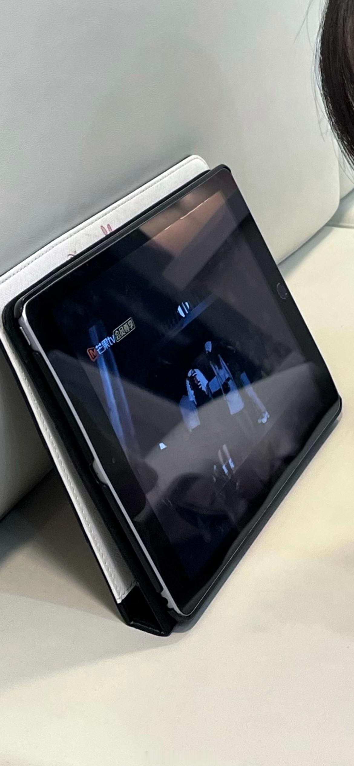 刷到一个好看的小姐姐还在用home键iPad！