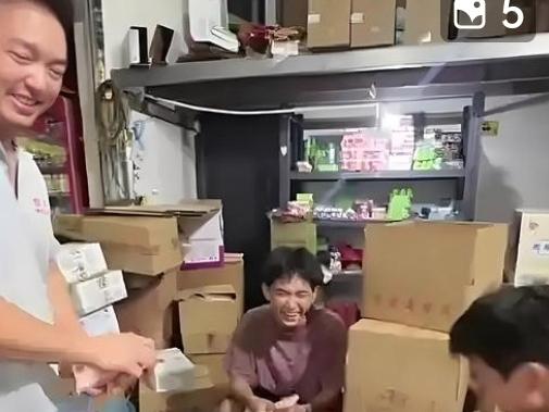 两个男大学生在西安打暑假工，在城东一家物流分拨中心干了整整四十九天。结账那天，老