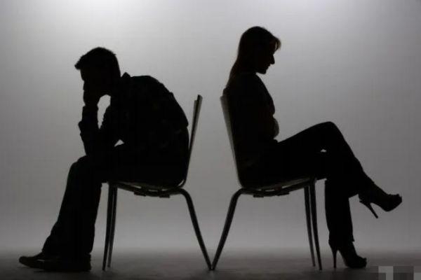 一位父亲安慰被冷战的儿子：“她都副县了，侄子亲戚们的工作安排地妥帖，孩子的生活费