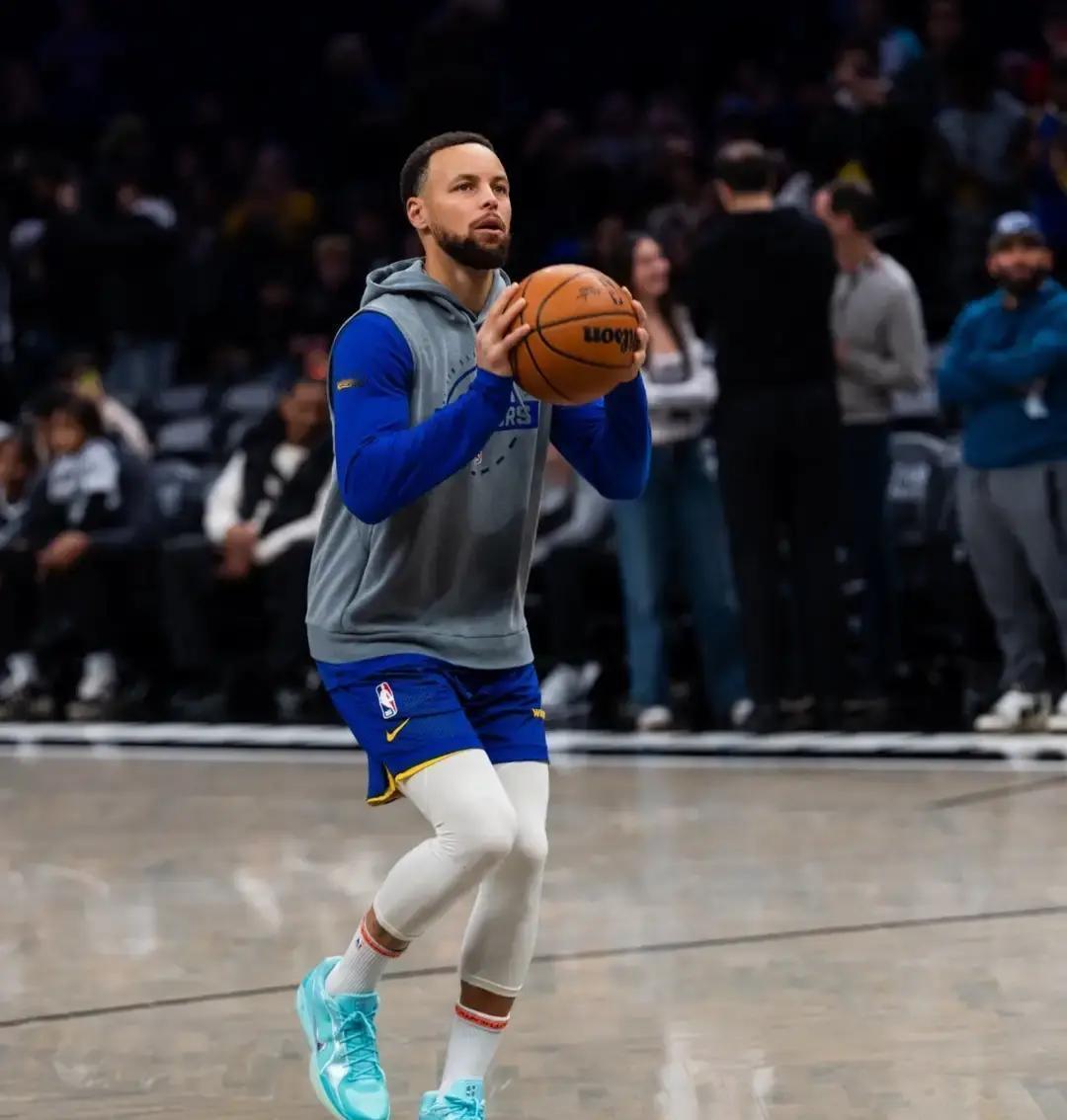 库里三分破3600！勇士120-107篮网这球看得我手心冒汗。库里开场就扔