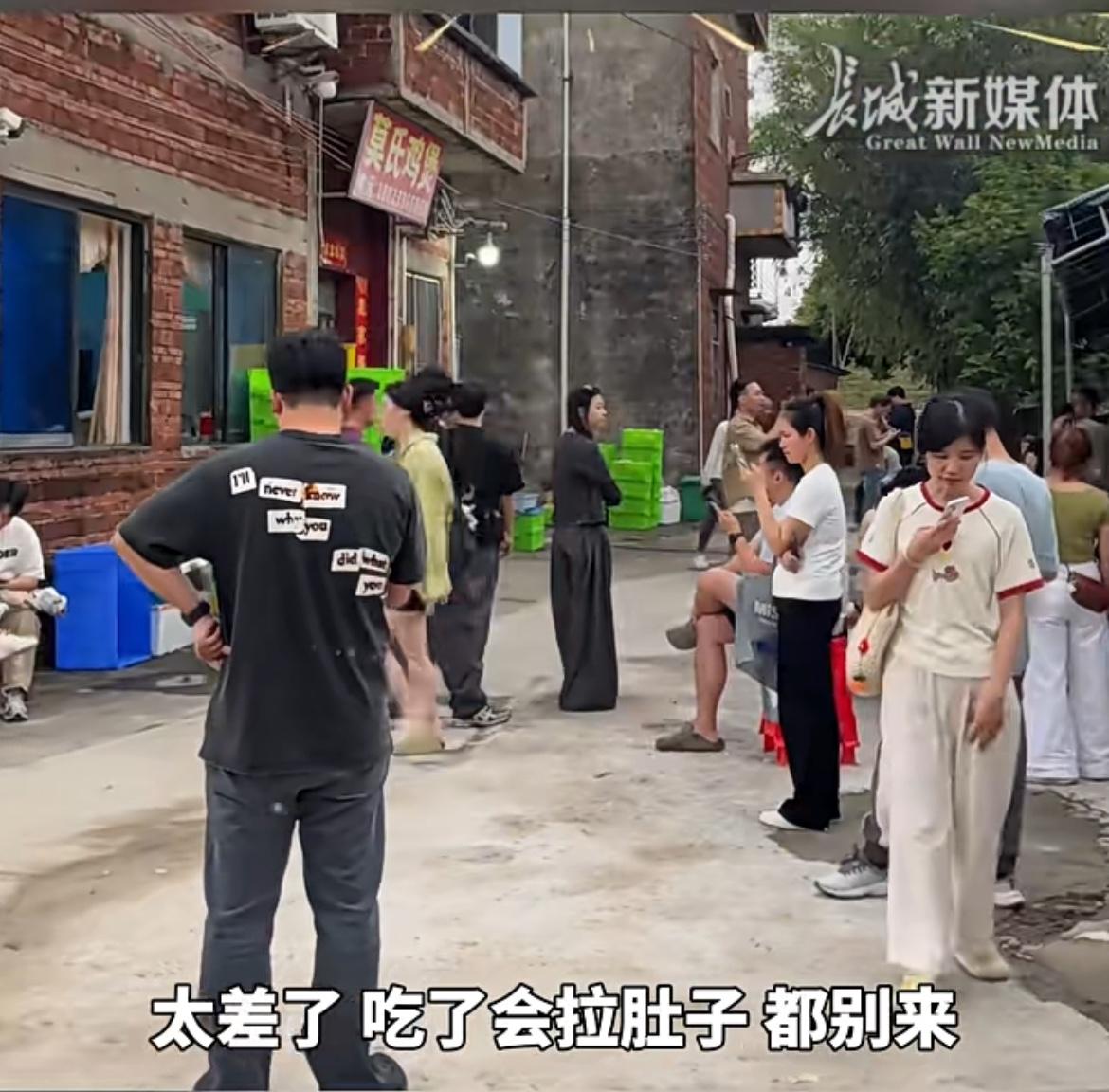 佛山一鸡煲店因博主探店爆火，老板干得腰都直不起来了，尽管屡次吐槽自家的鸡煲不好吃