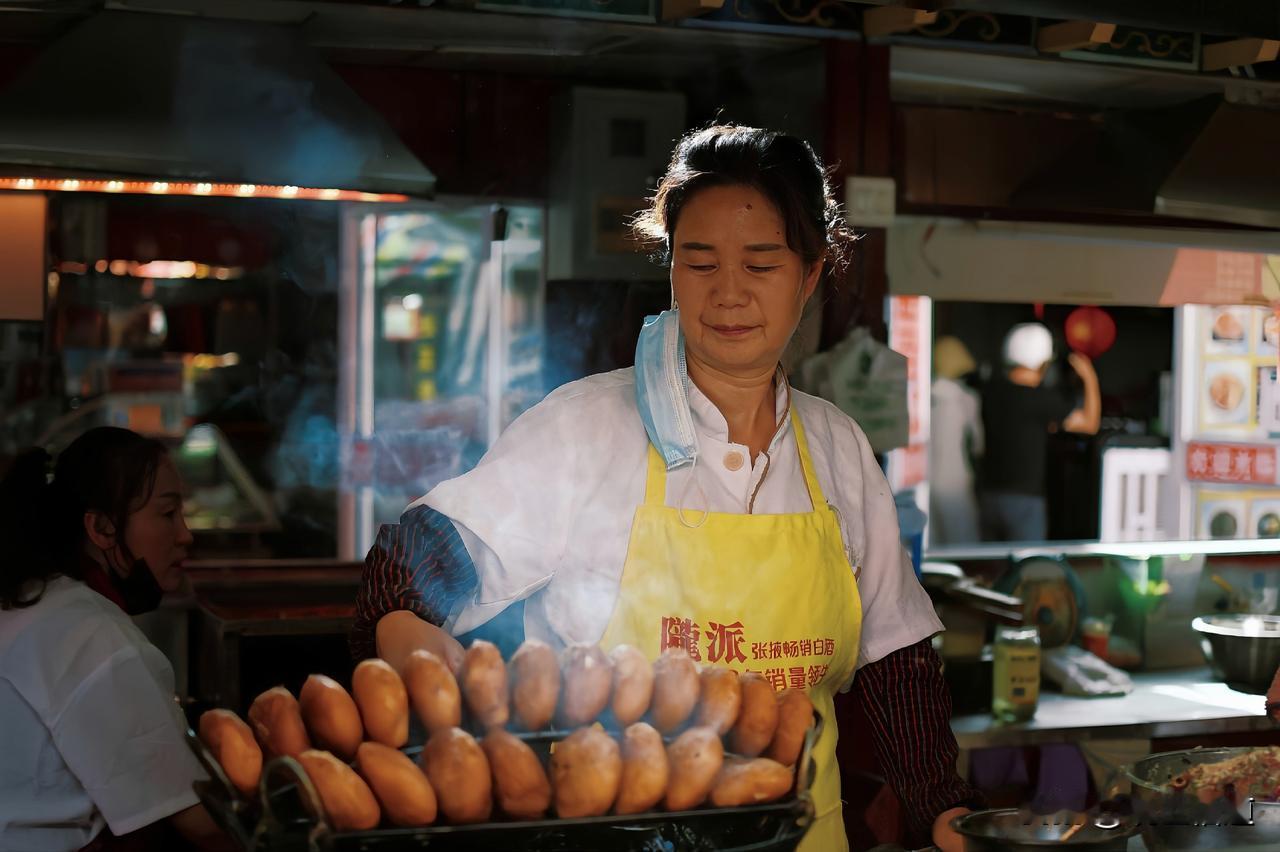 凌晨两点，小区便利店的灯为她而亮——那个被出轨的孕妇，成了整条街的“人间止痛片”