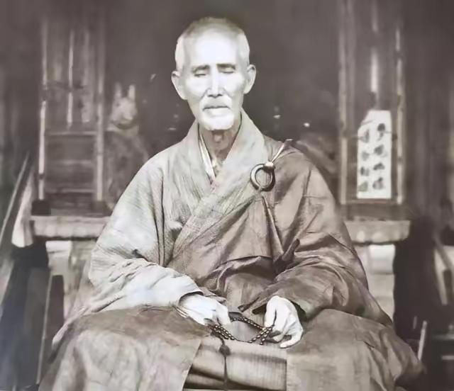 1943年初，蒋介石拜会了104岁的虚云大师，询问抗日战争的结果，大师听后不语，